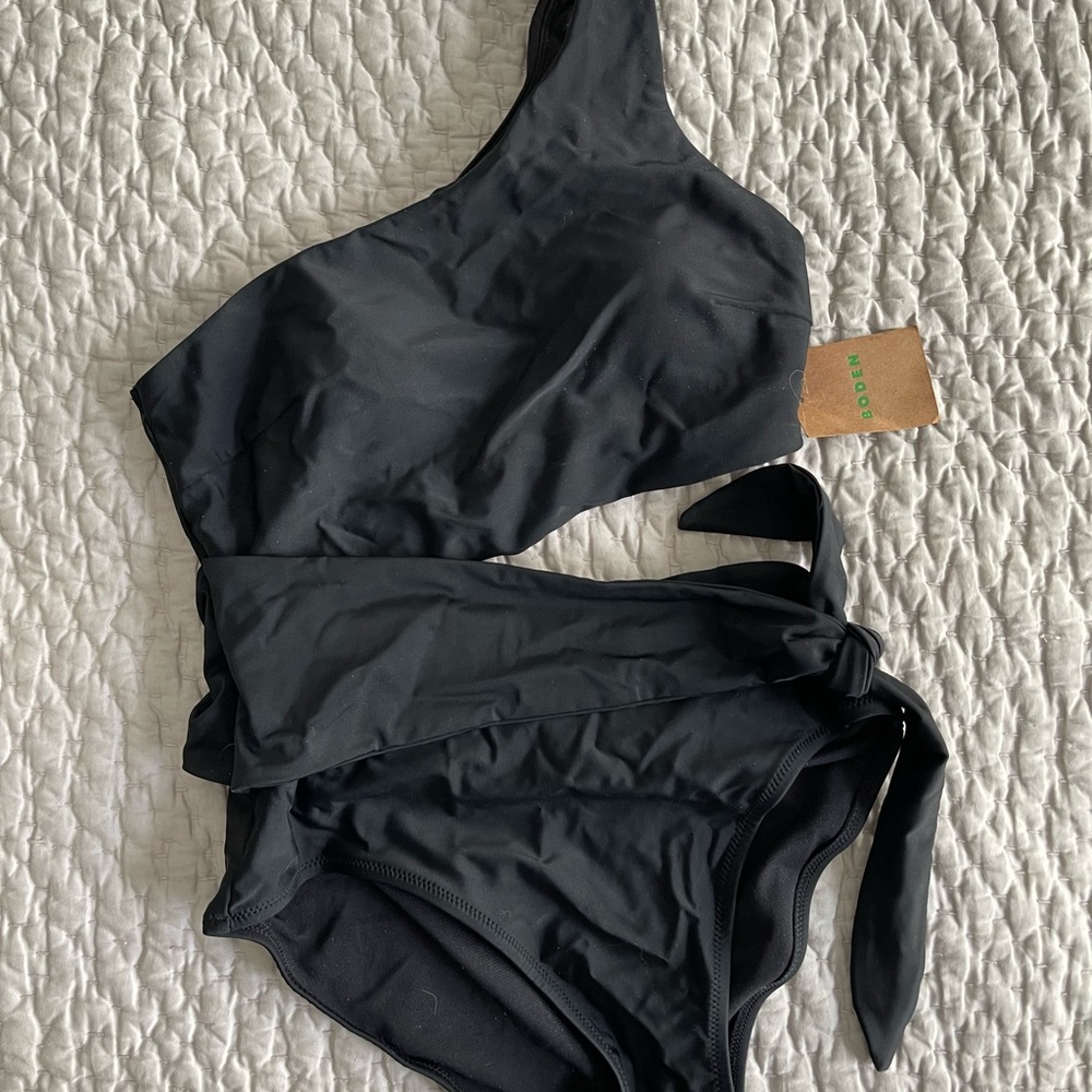 Black One-Shoulder Splitkini Swimsuit